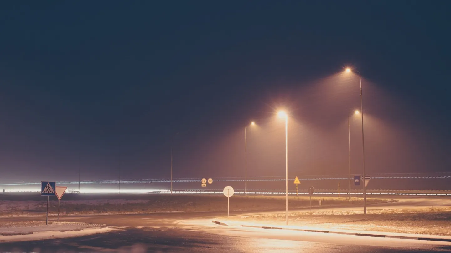 Strassenlampe leuchtet in der Nacht