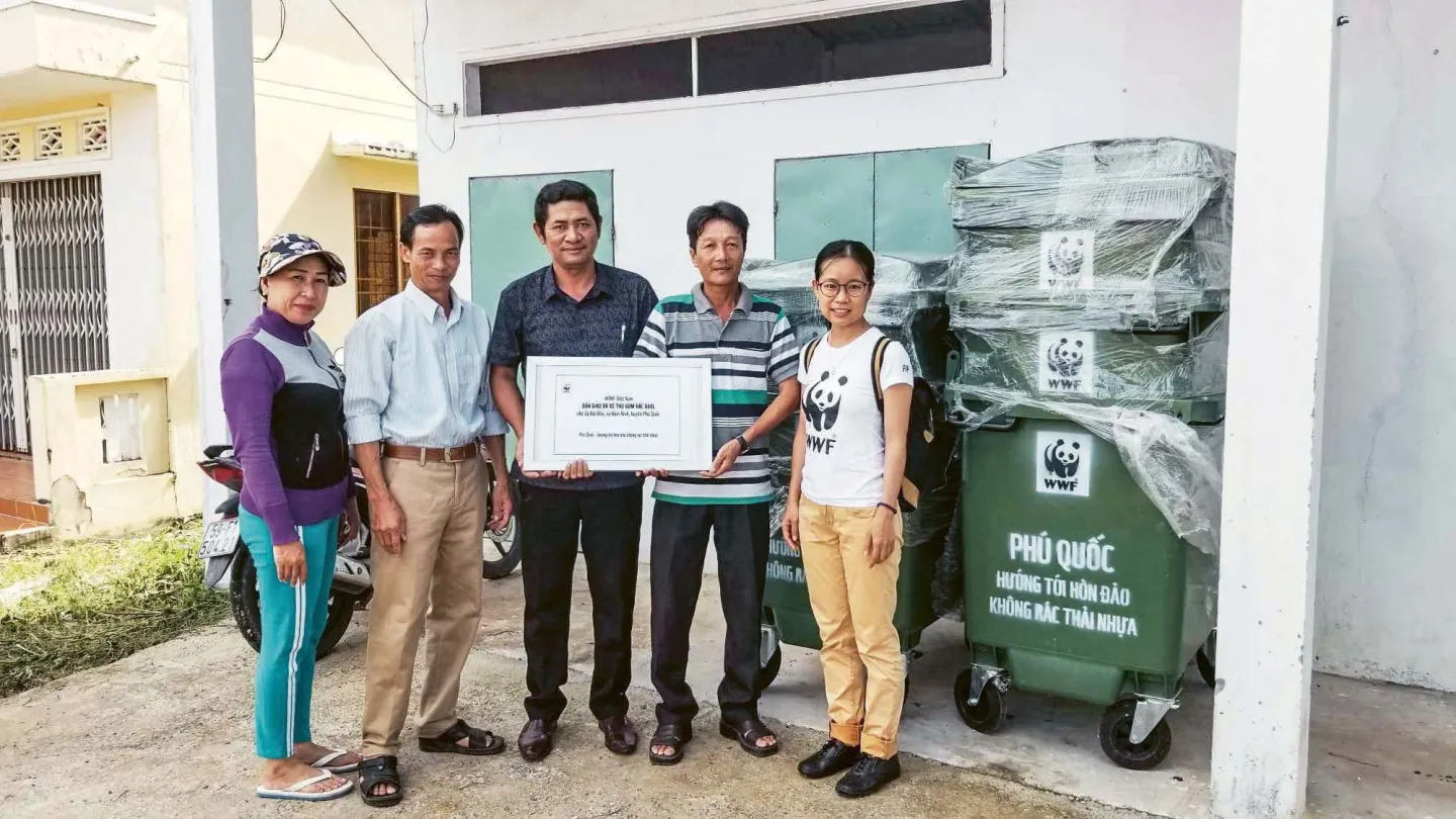 Gruppenbild von WWF-Mitarbeitern, die sich gegen die Plastikflut einsetzen