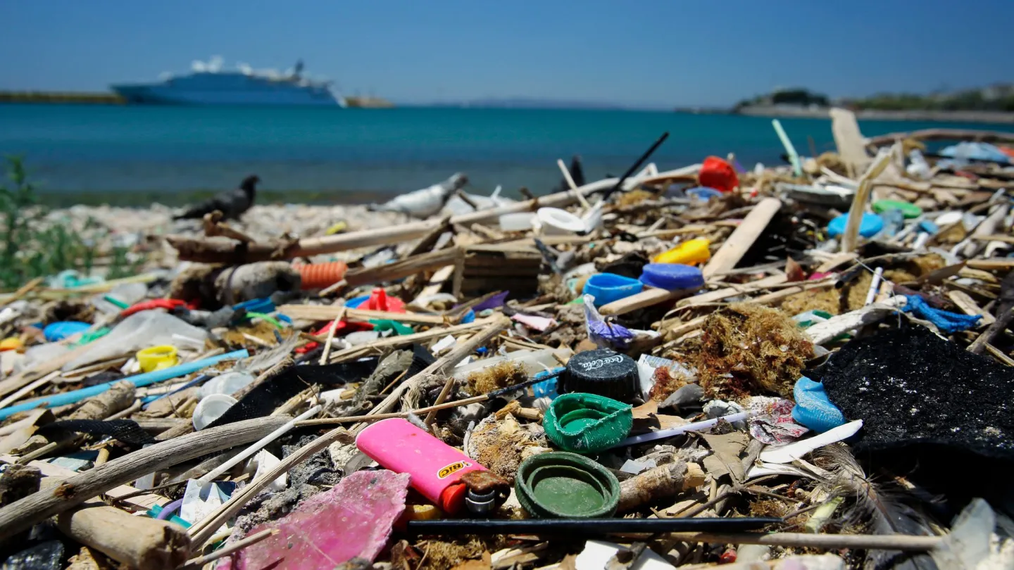 Plastikverschmutzung an einem Strand in Griechenland