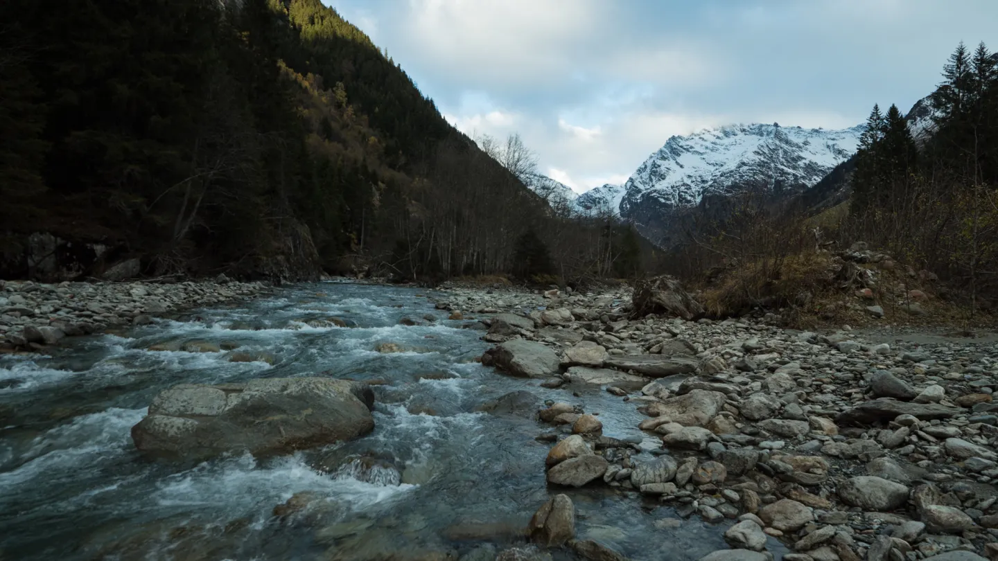 Chärstelenbach mit Sicht auf Berg