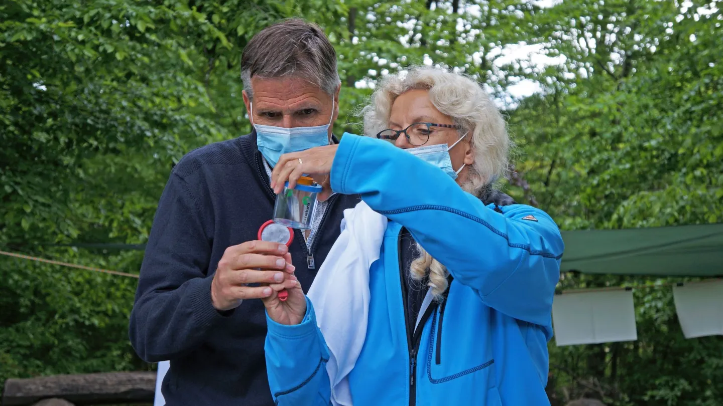 Zwei Lehrpersonen untersuchen ein Insekt