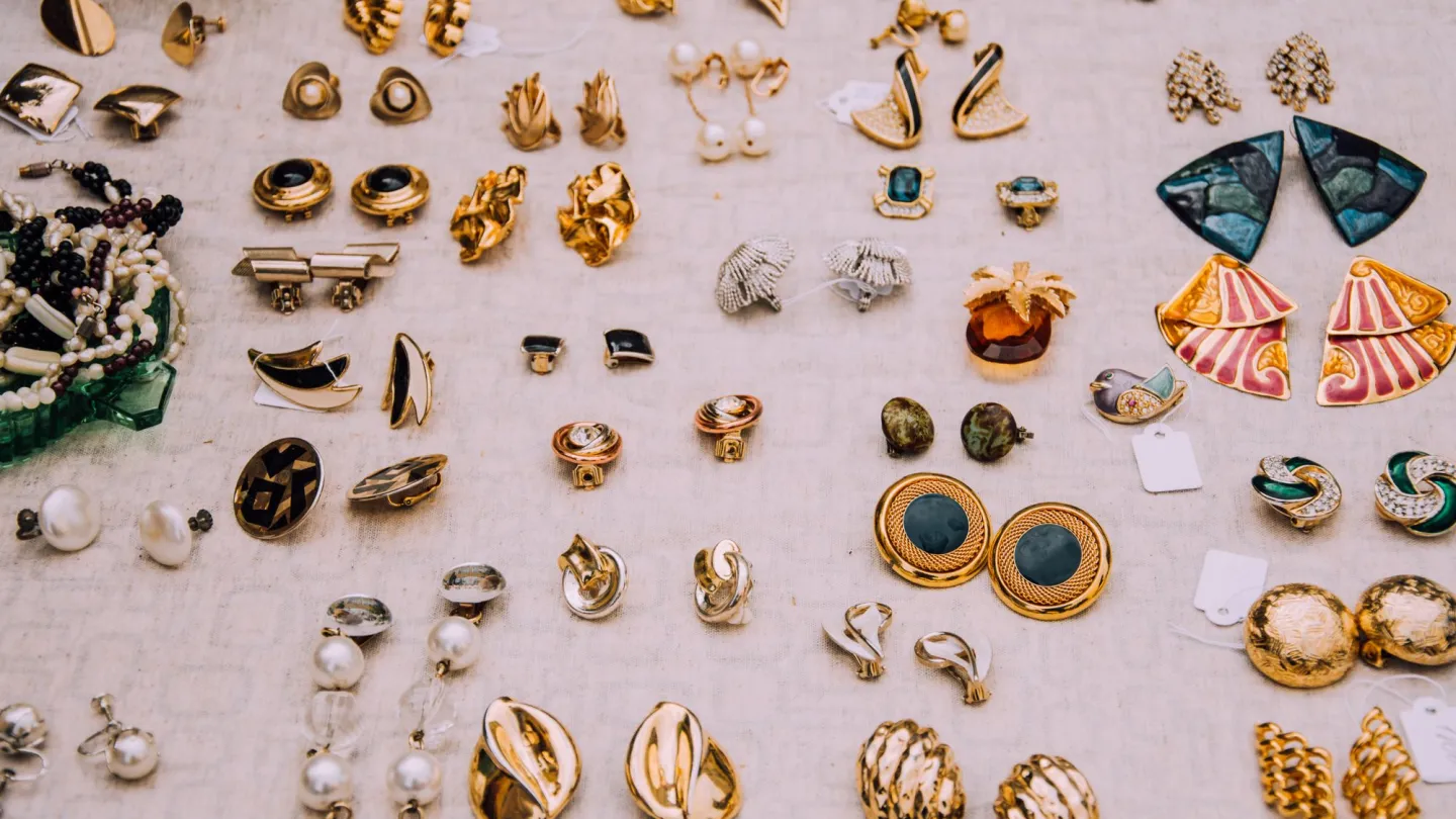 Verschiedene Second Hand Gold Ohrringe auf einem Tisch