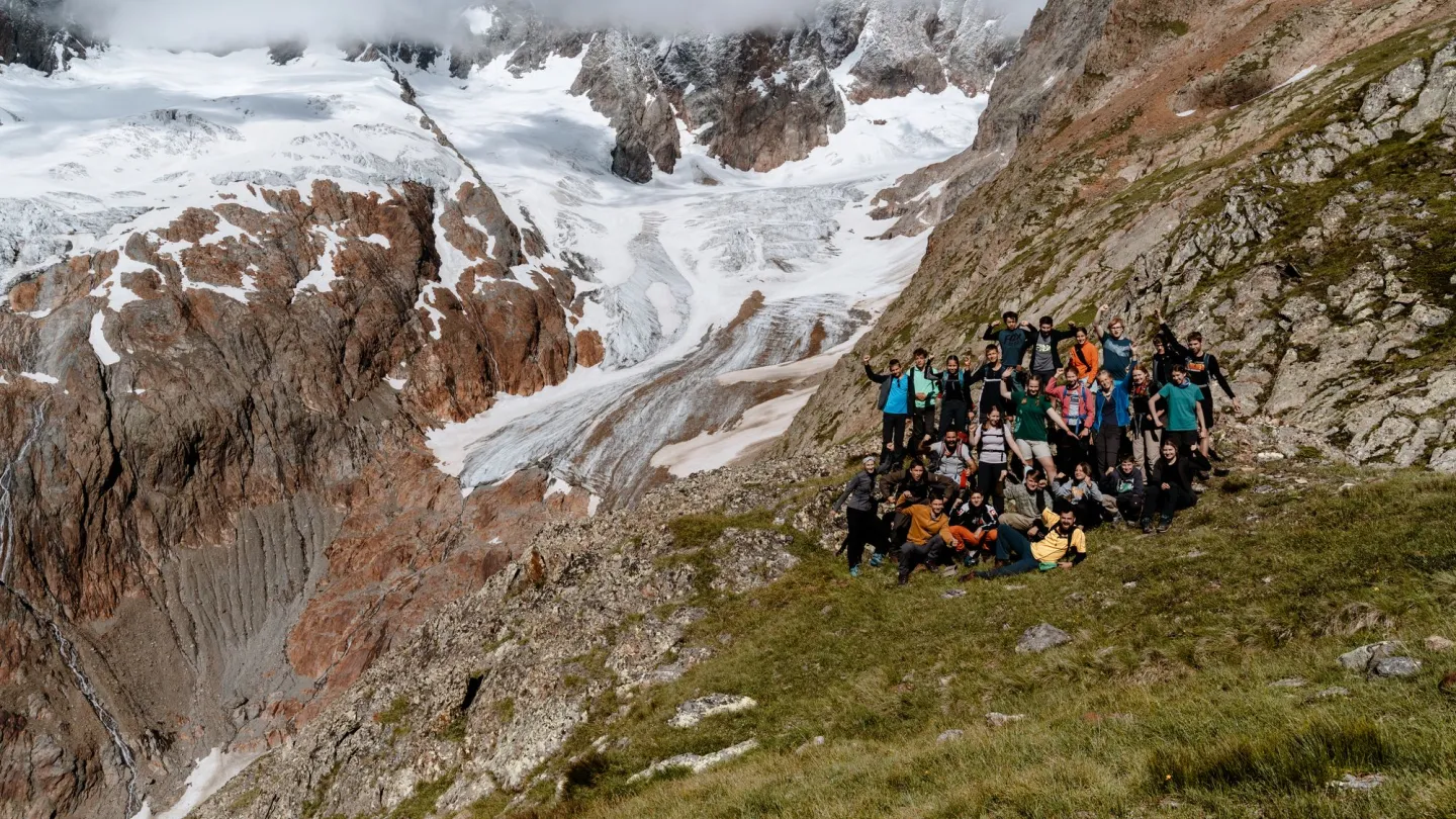 Die Gletscherlagergruppe posiert vor dem Chelengletscher, Schweiz.