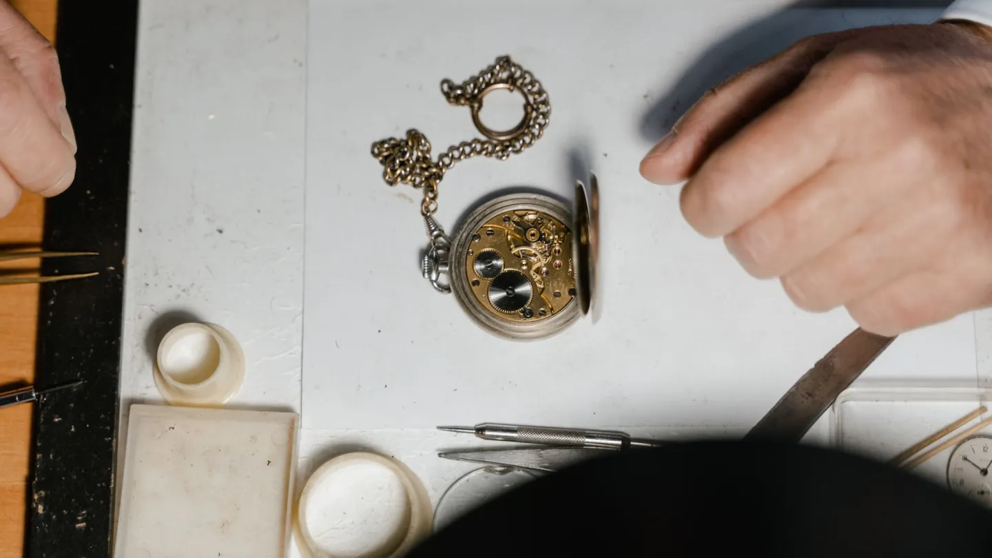 Eine alte Gold Uhr, die repariert wird