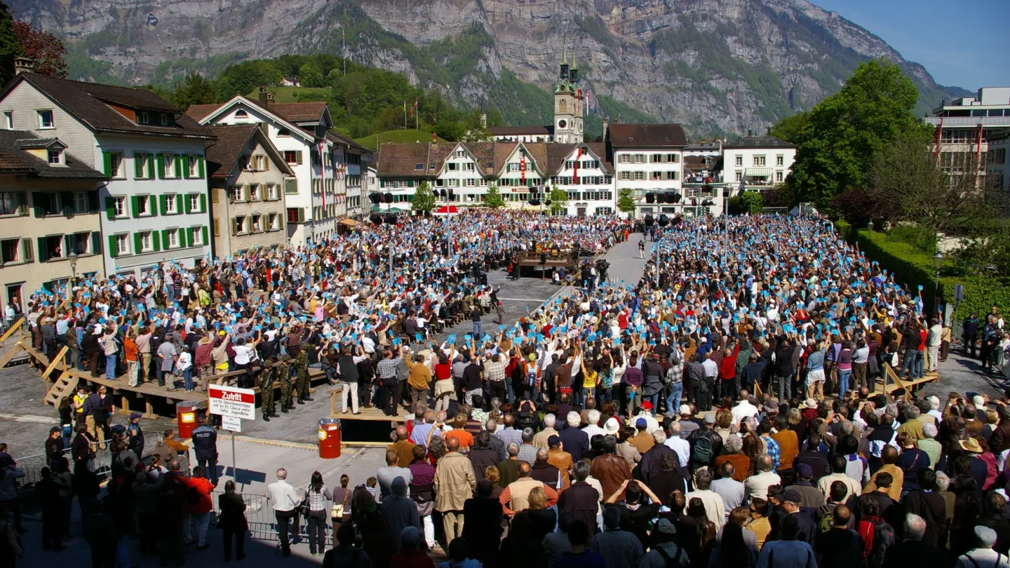Blick von Oben auf die Landsgemeinde in Glarus