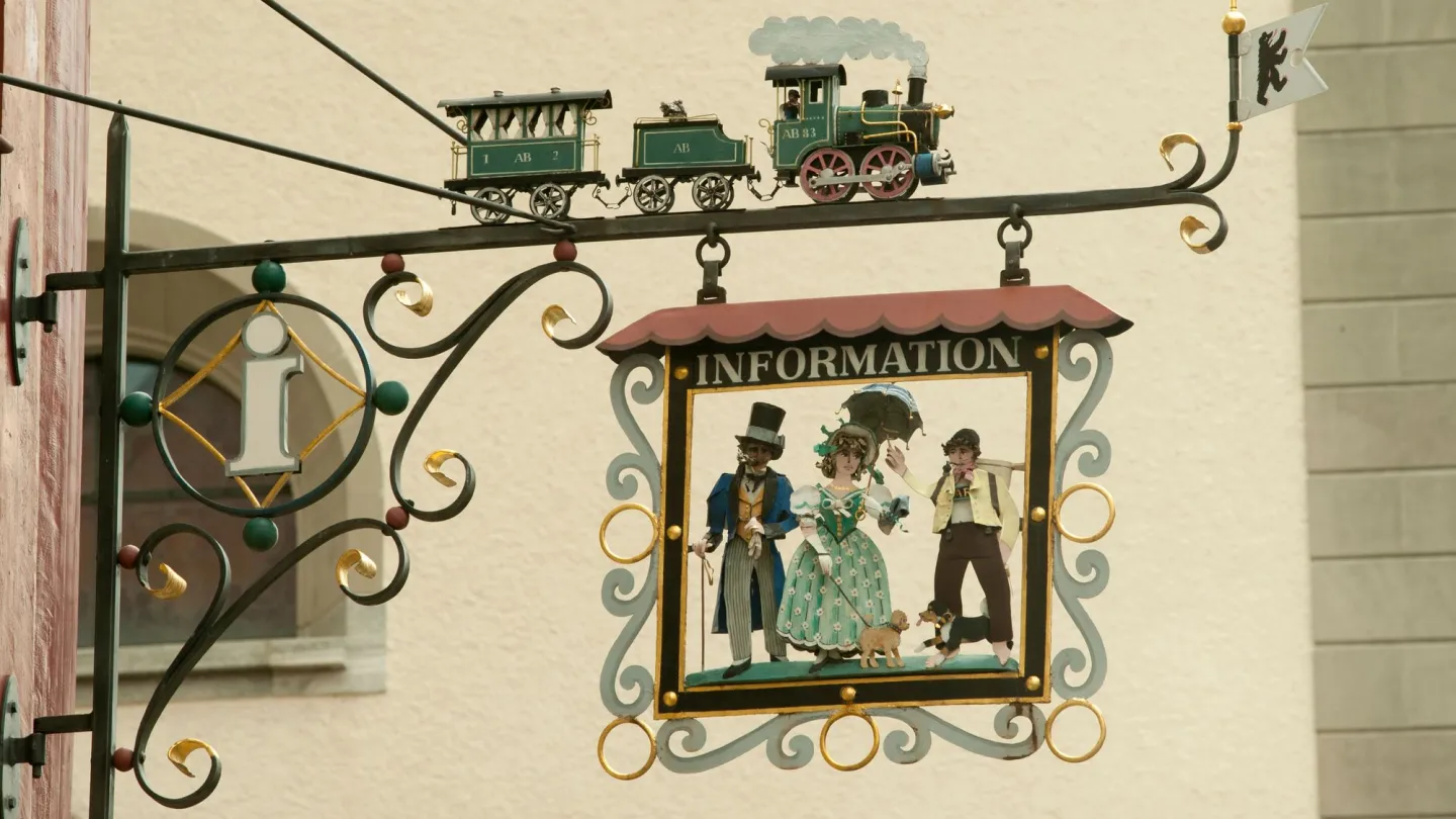 Künstlerische Verzeirung an einem Haus in Appenzell