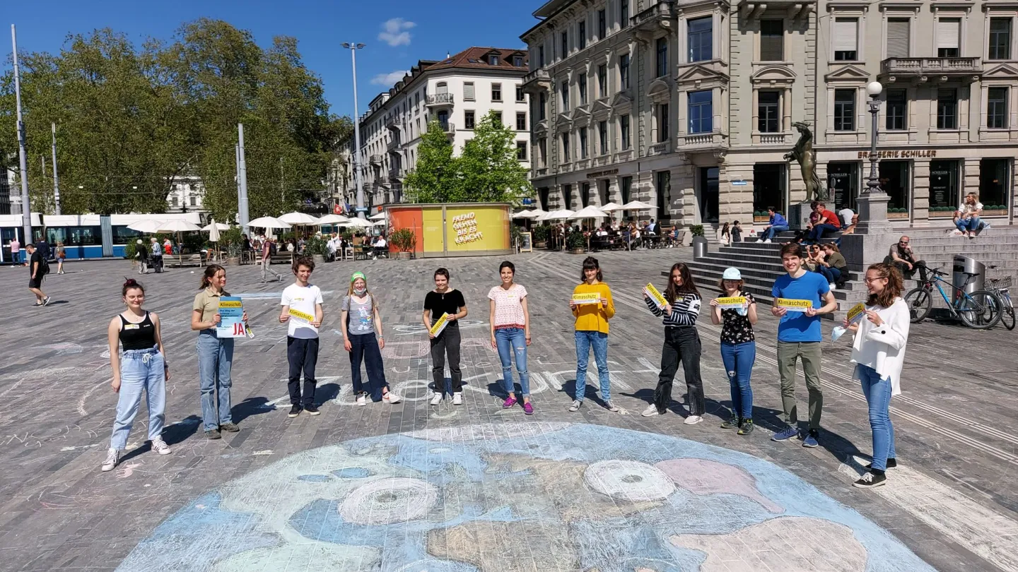 Jugendliche stehen auf dem sechsiläutenplatz vor gemalter Kreideaktion