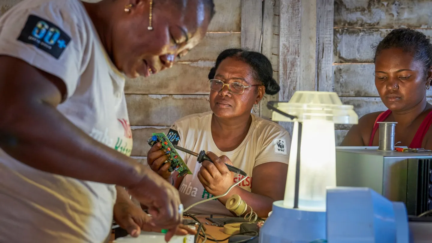 Solaringenieurinnen des Barefoot College reparieren Solarlampen in Madagaskar