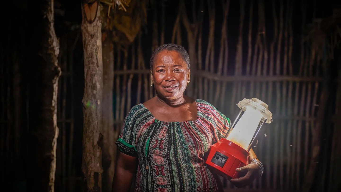 Solaringenieurin Kingaline aus Madagaskar ist Absolventin des Barefoot College.