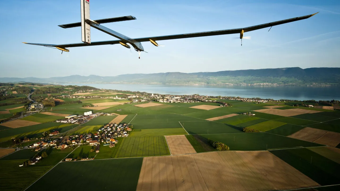 Das Solarflugzeug Solar Impulse über der Schweiz