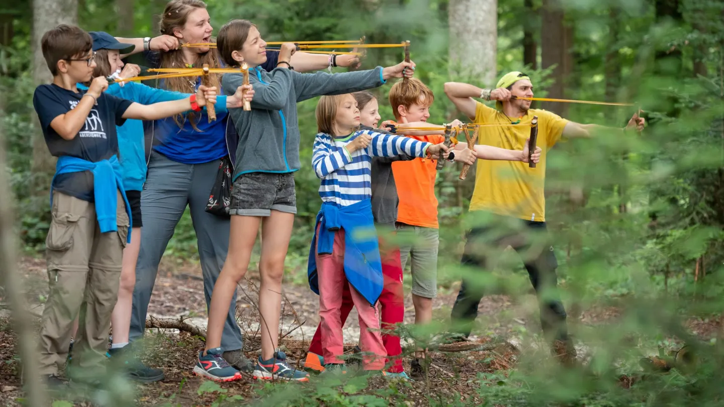 Zwei Lagerleitende beim Spiel mit den Kindern in einem Sommerlager.