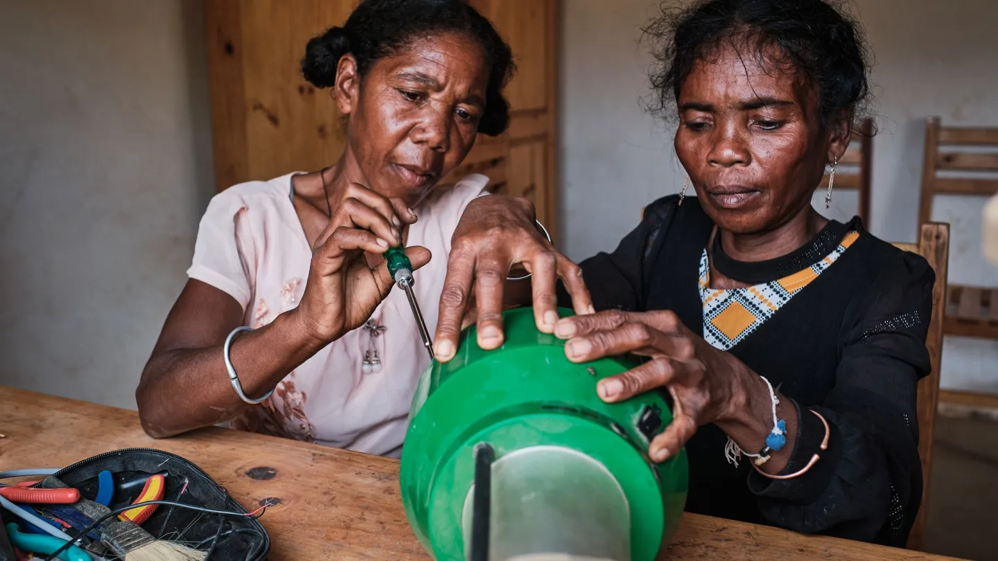 Zwei Grossmütter reparieren Solarlampe beim Barefoot College