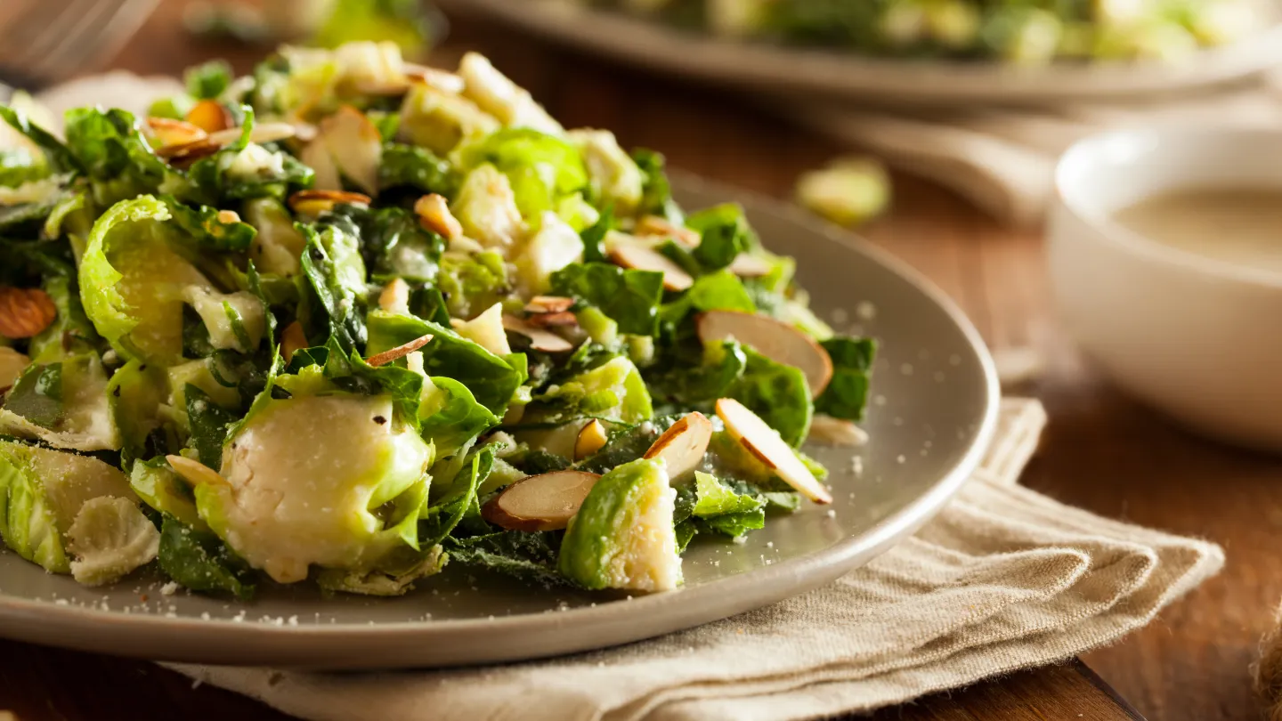 Grünkohl und Rosenkohl Salat in einem Teller