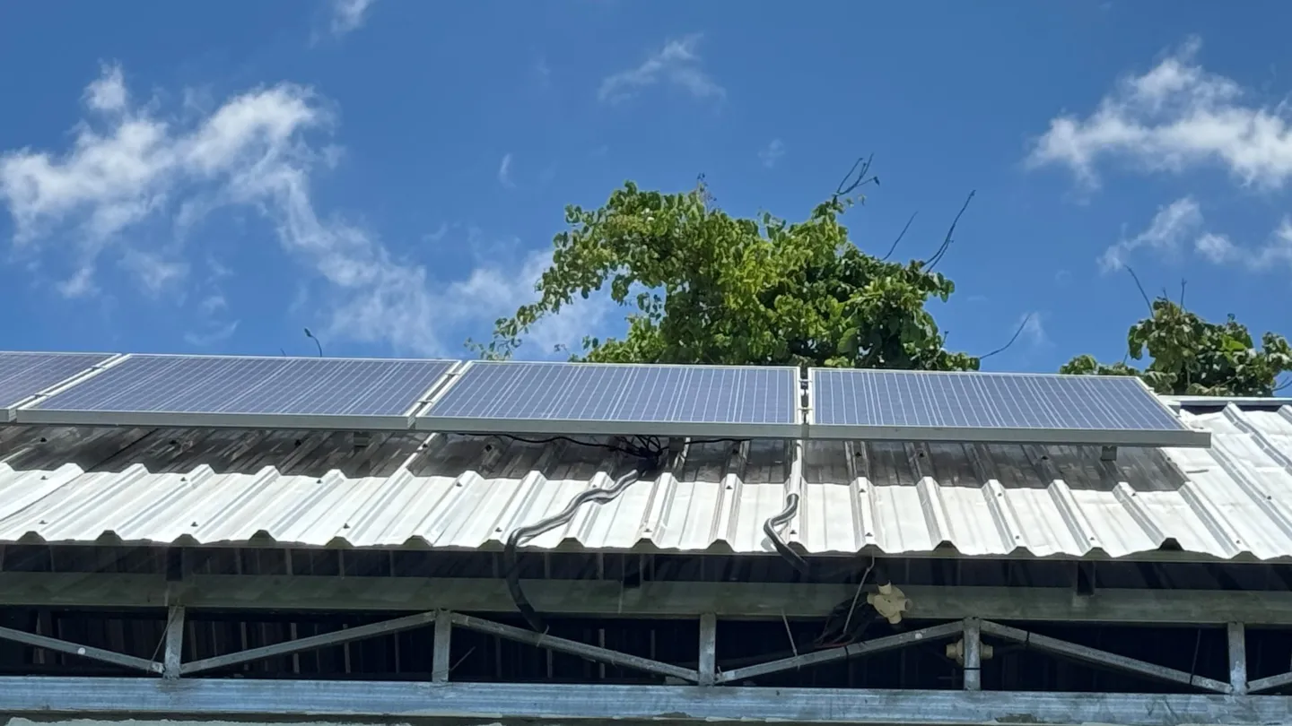 A solarpanel on a rooftop