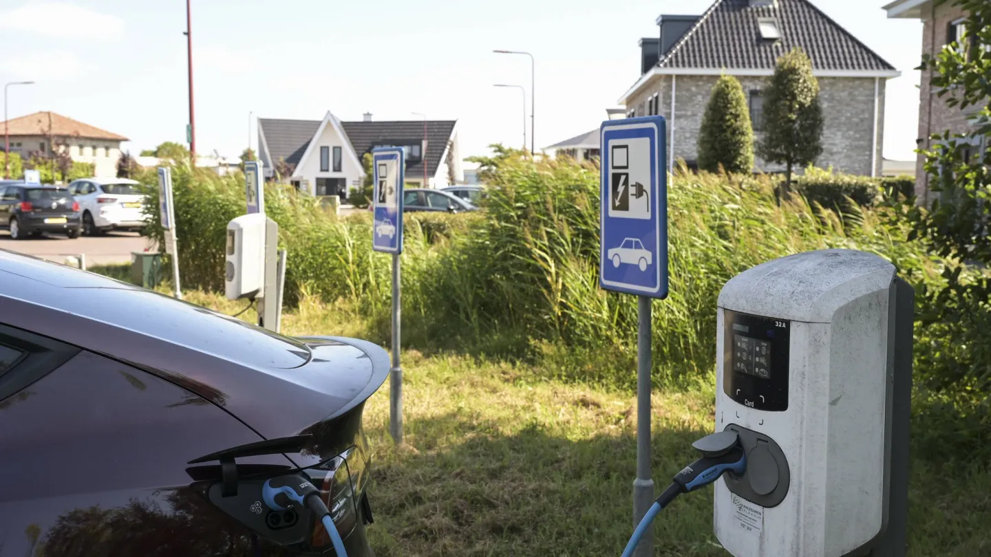 Parkplätze mit Stromladestation für Elektrofahrzeuge in Wohngebiet