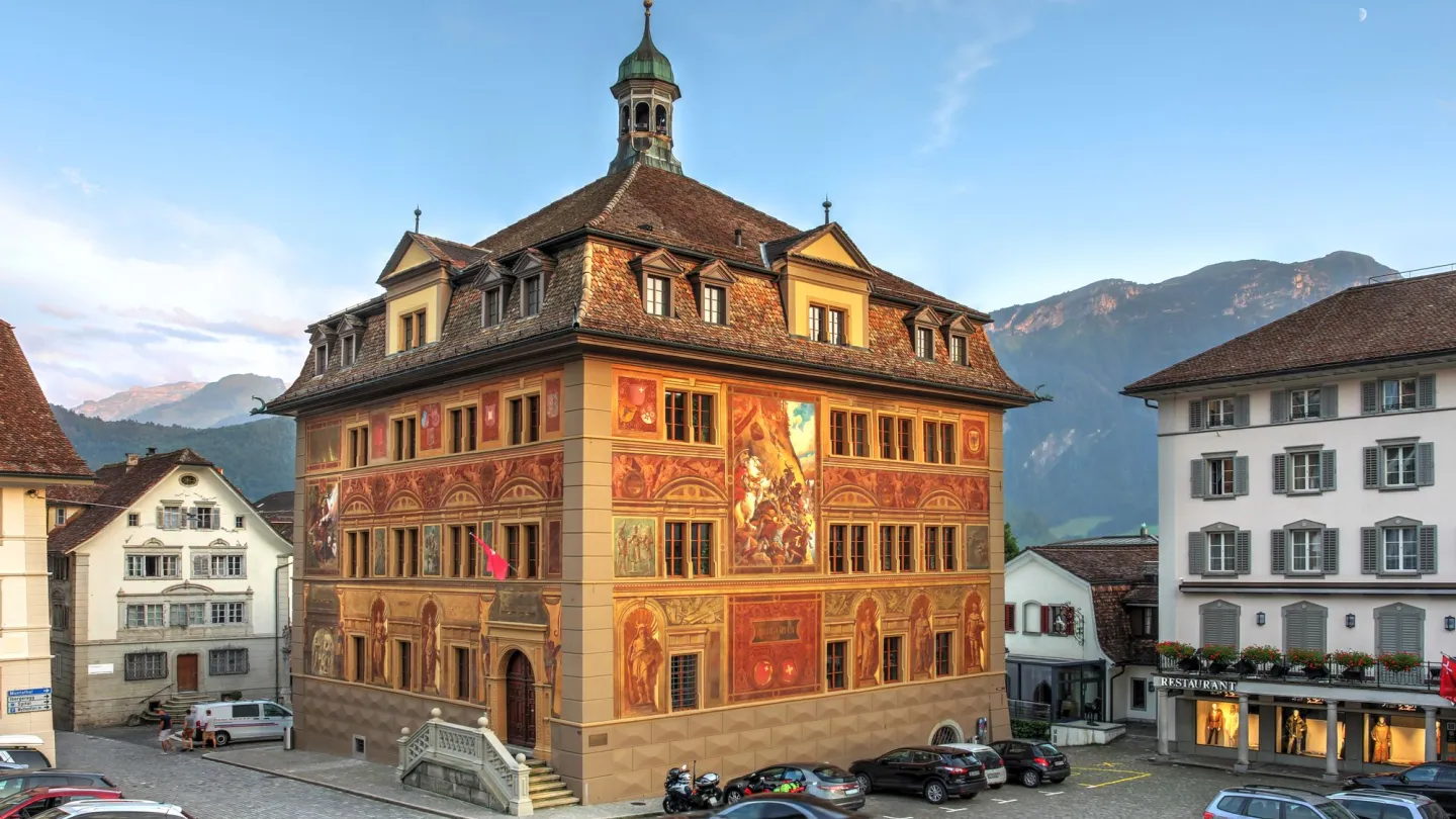 Das Rathaus der Stadt Schwyz in der Zentralschweiz mit markanten Wandmalereien