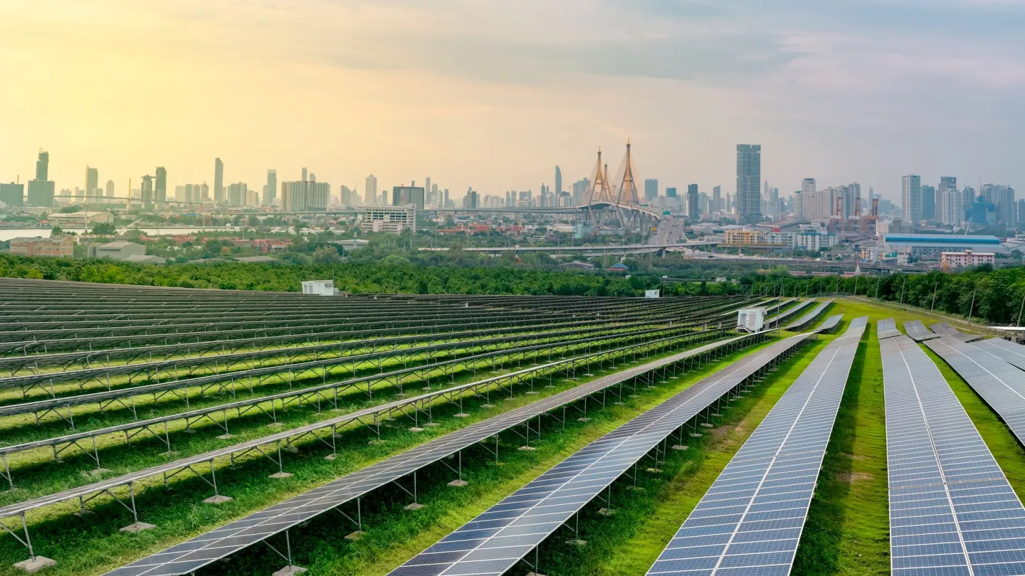 Nachhaltige Stadt mit grüner Energie und Netto-Null-Emissionen.