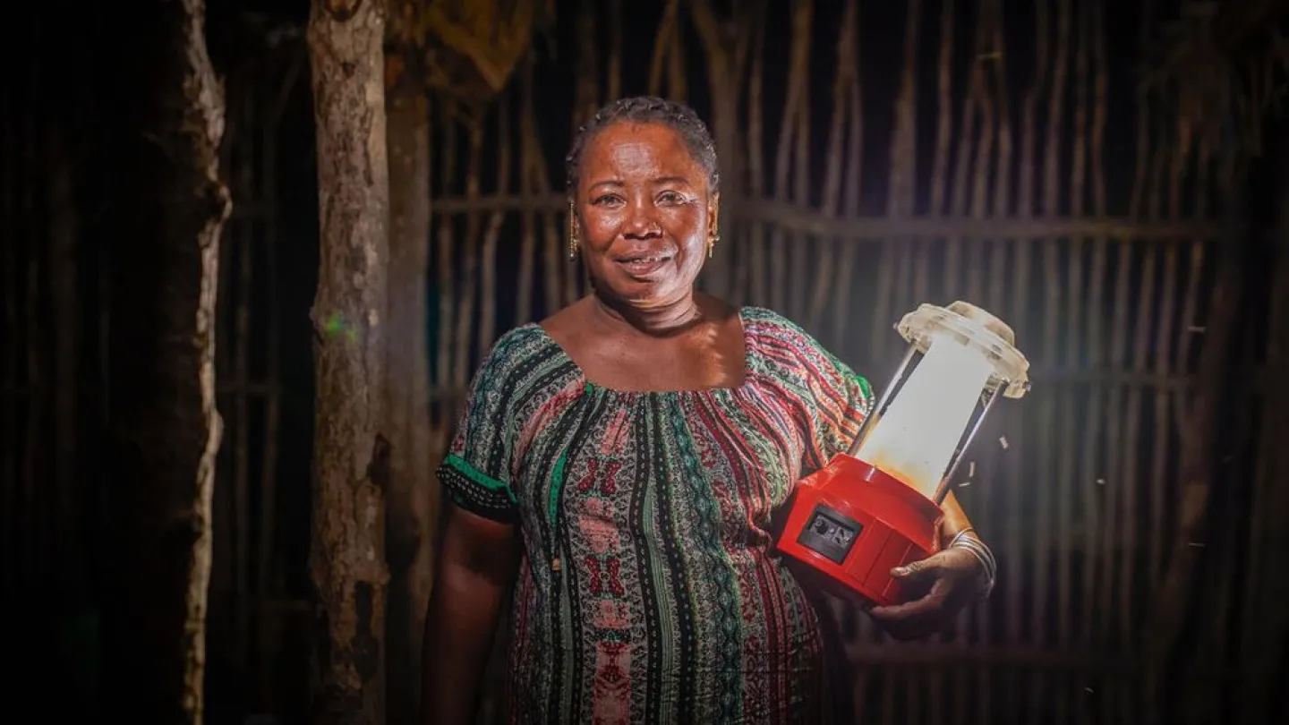 Frau mit Solarlampe im Dunkeln