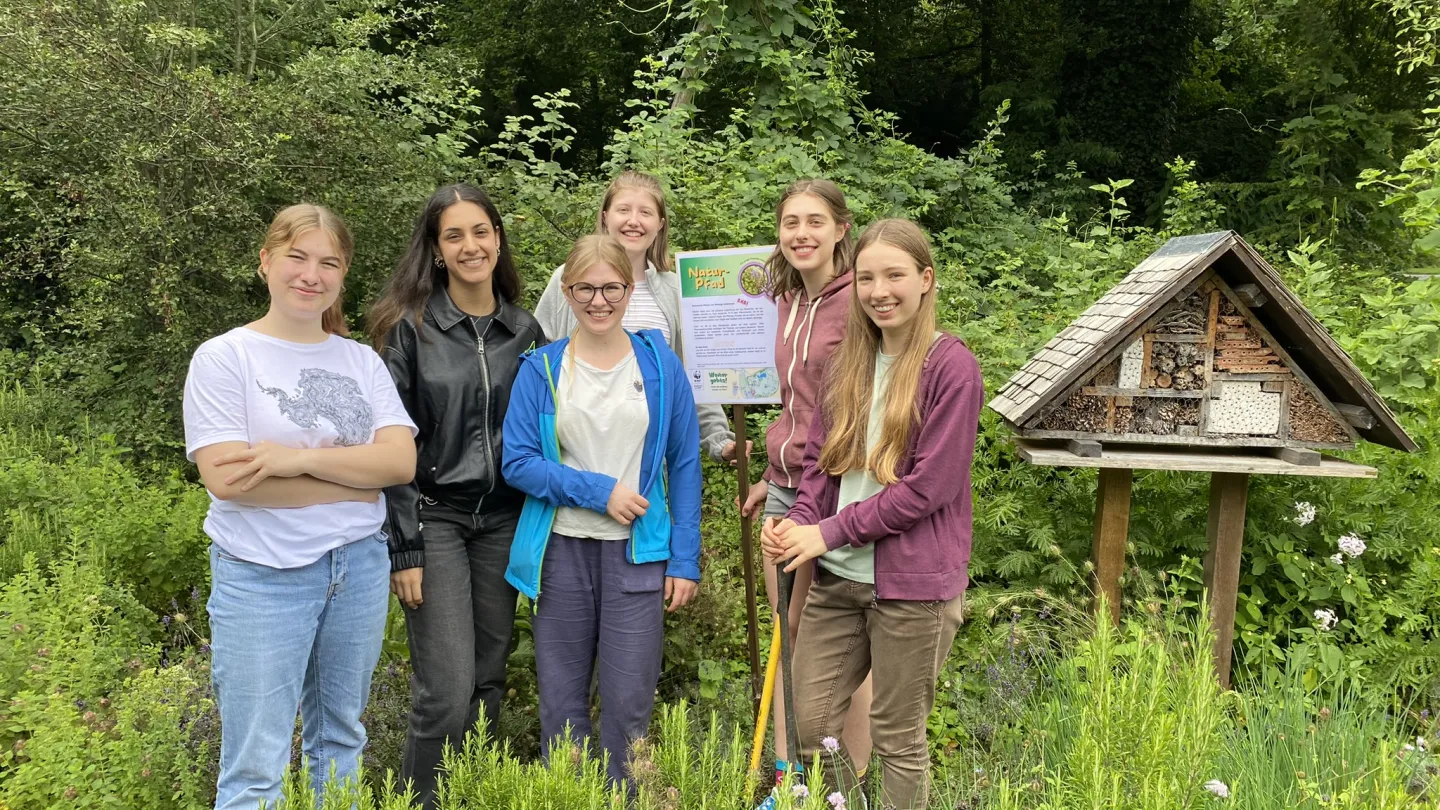Jugendliche erstellen einen Biodiversitätspfad 
