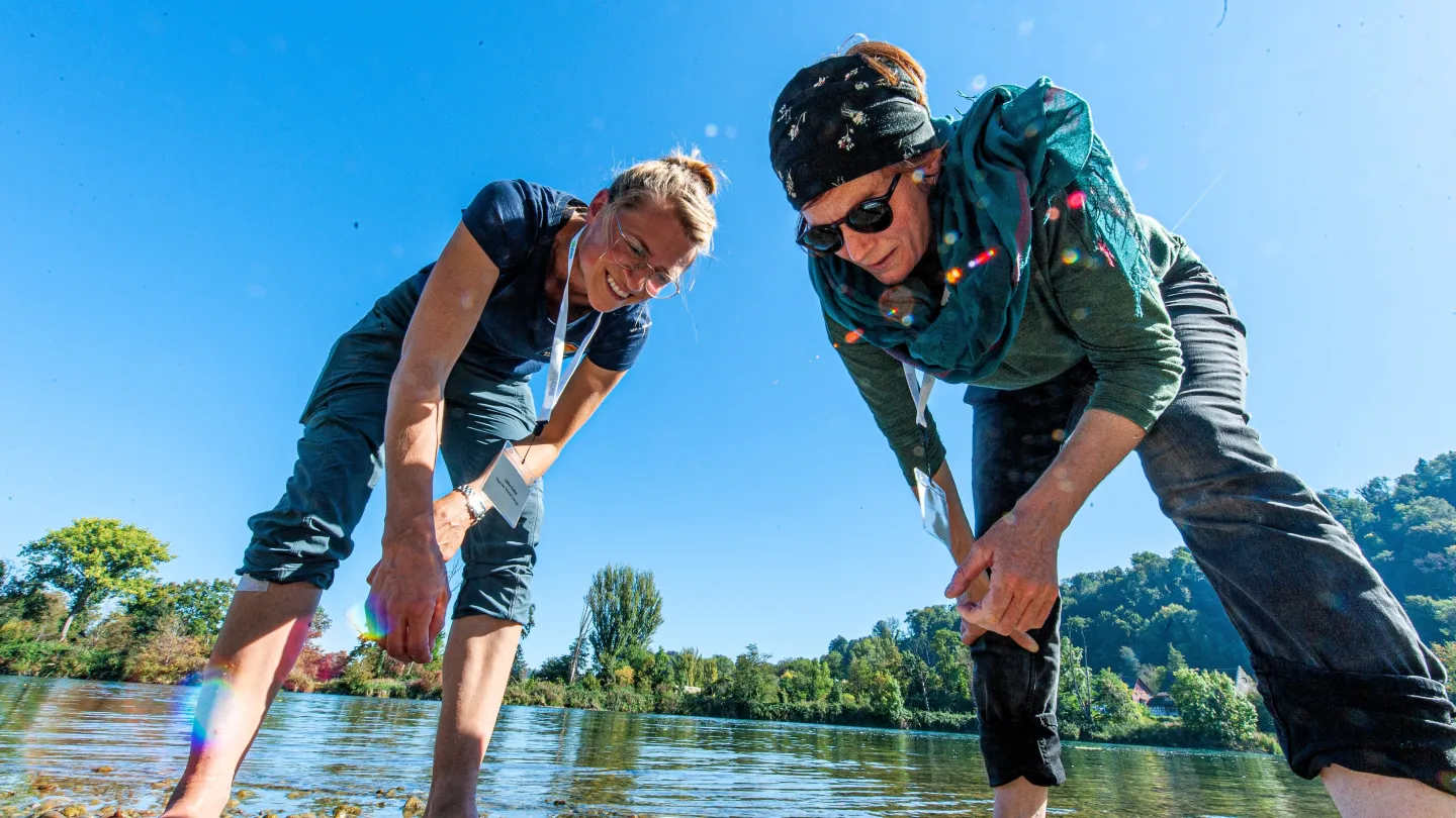 Zwei Lehrpersonen am Fluss