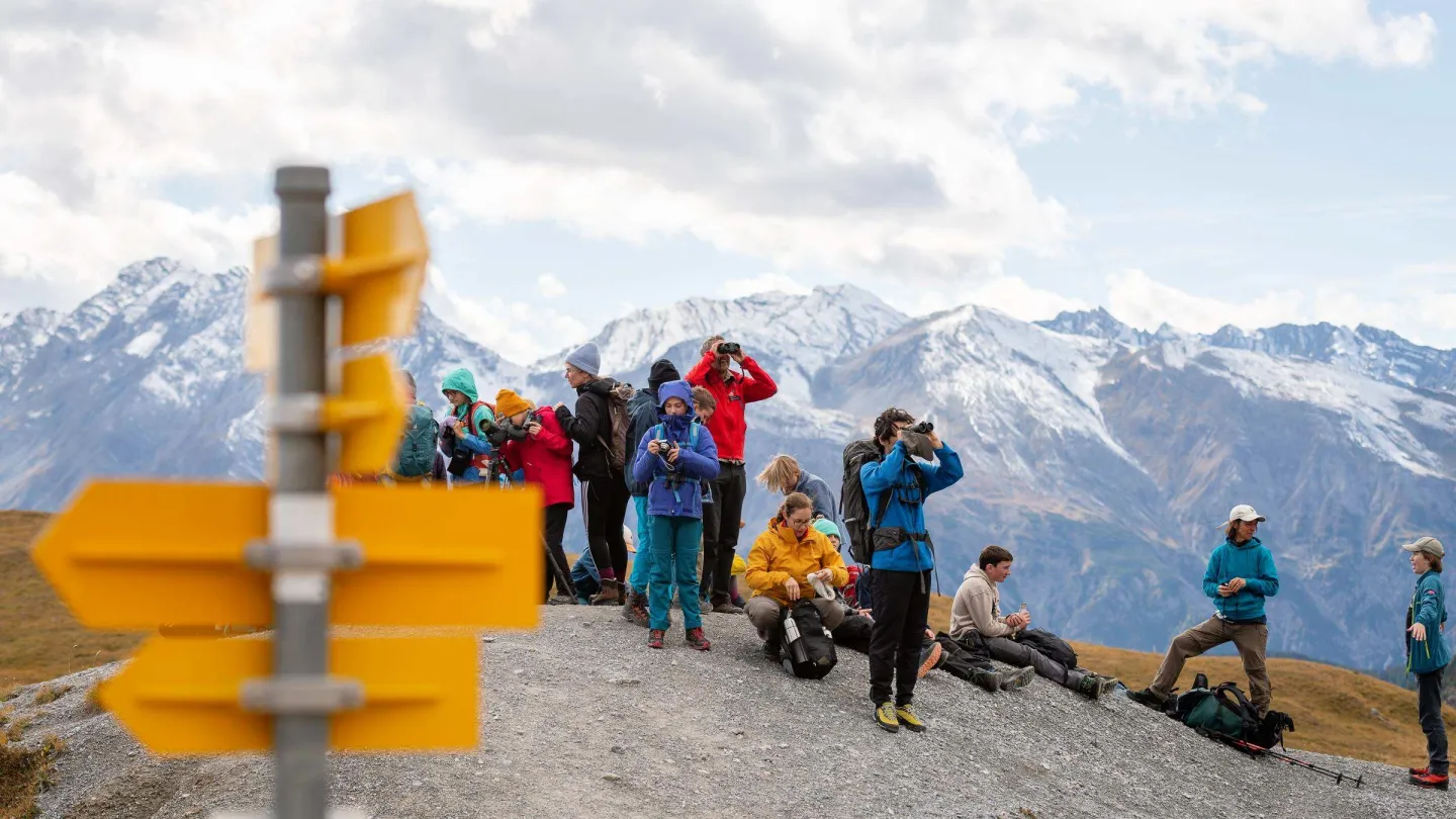 Kinder entdecken die Berge