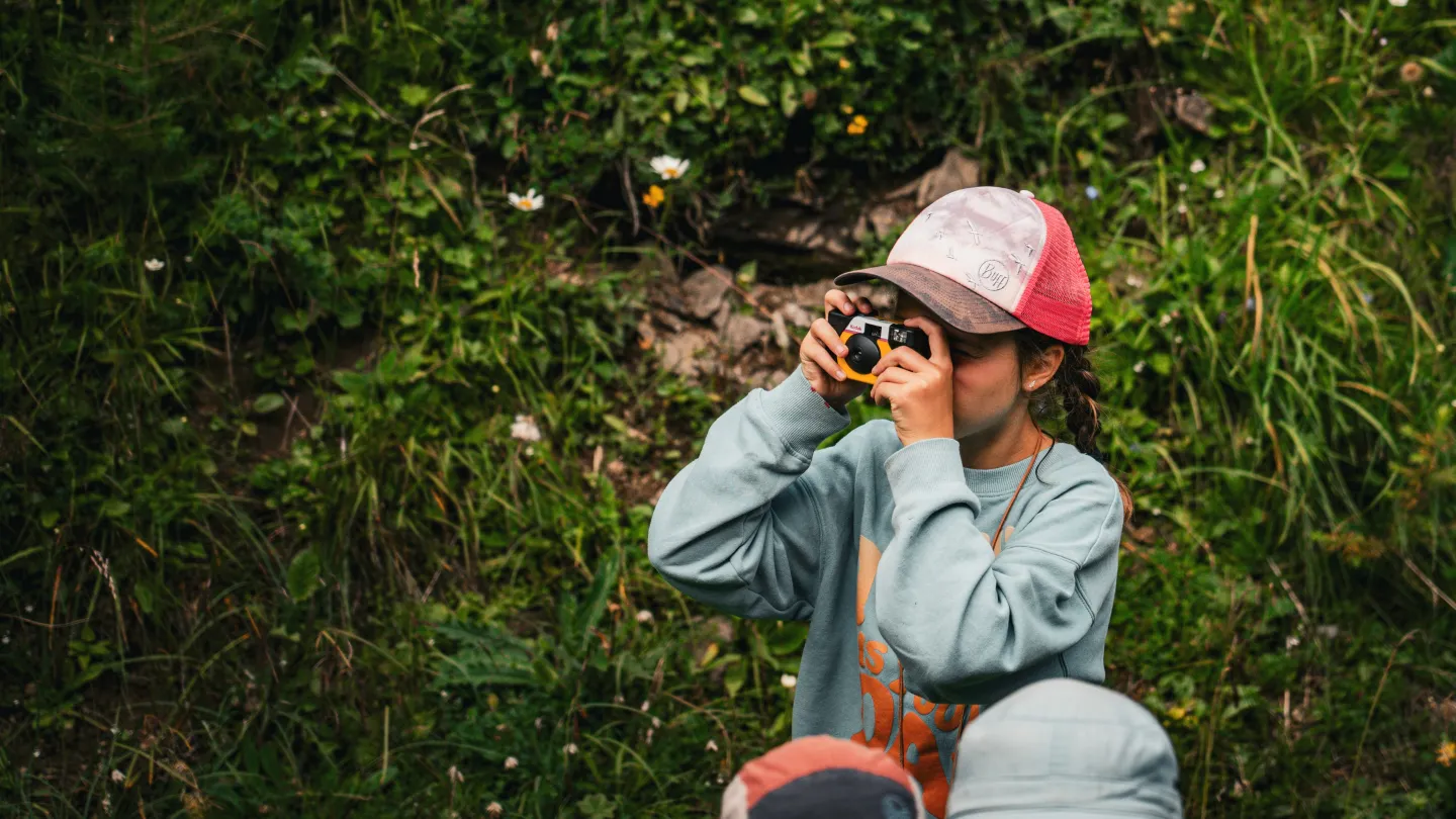 Mädchen fotografiert Natur