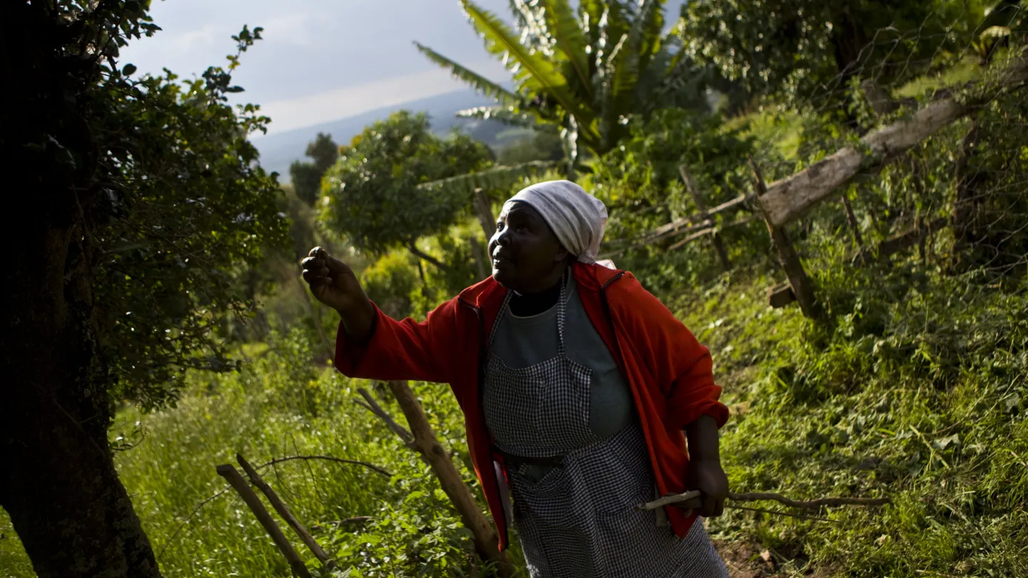 Women in Kenia standing in Nature