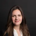 Portrait von Stefanie Fankhauser vor dunklem Hintergrund