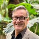 Porträt von Michel Ansermet vor Pflanzen