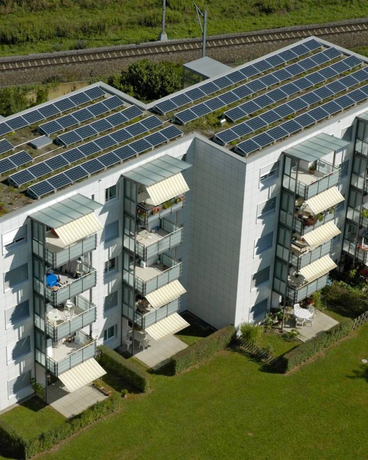 Block mit installierter Solaranlage