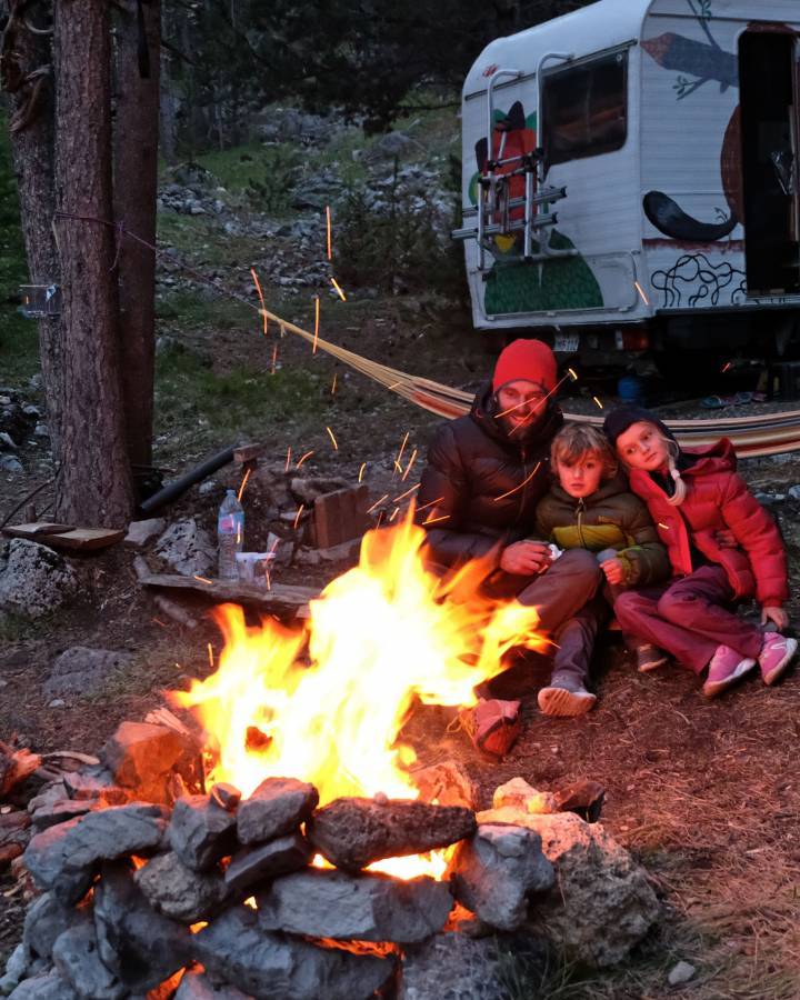 Florian Haenggeli und seine Familie am weihnachtlichen Lagerfeuer