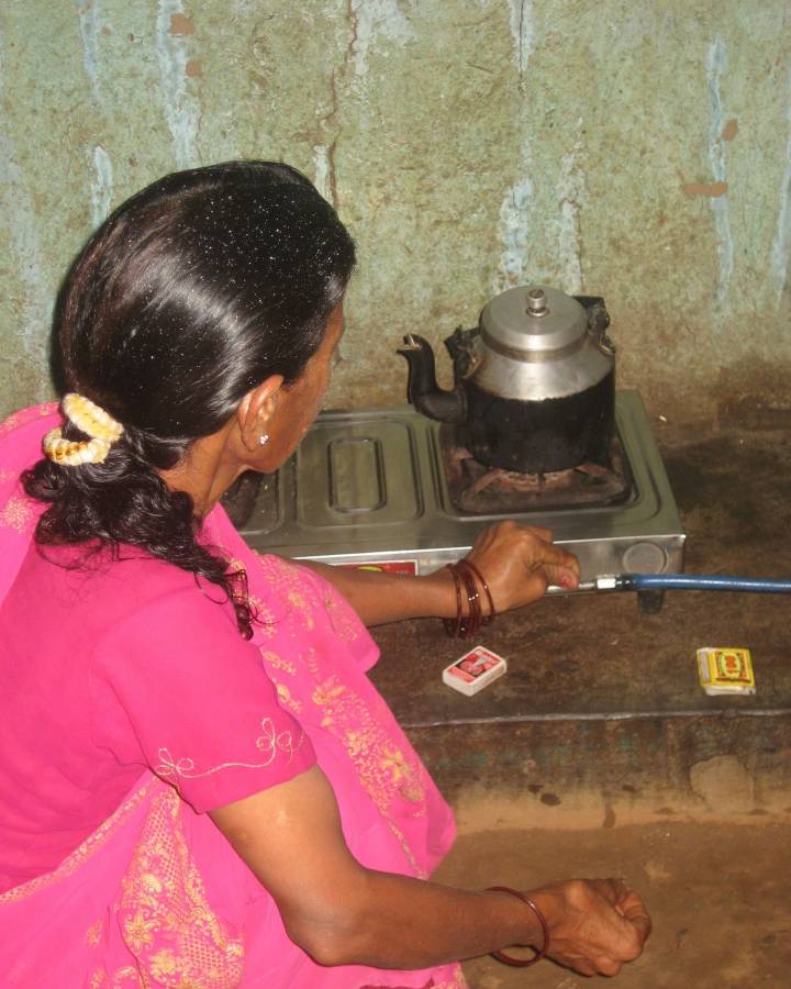 Khasta Devi mit einem Biogas-Kochherd