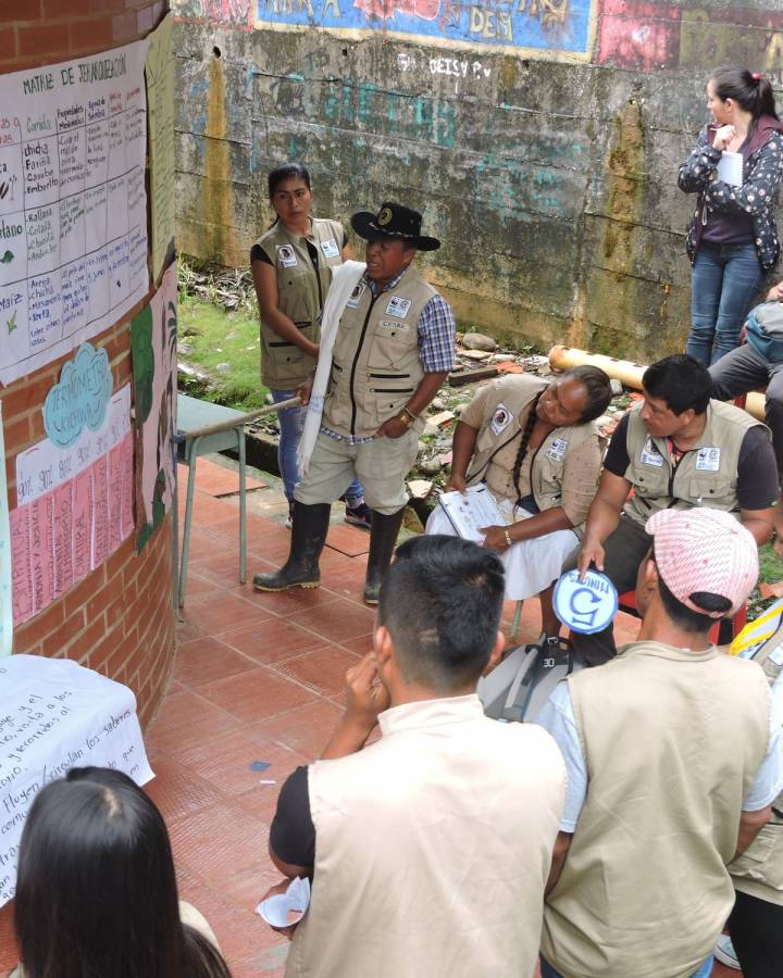 Kolumbien: Indigene lernen, wie sie sich gegen die  Zerstörung des Waldes wehren können