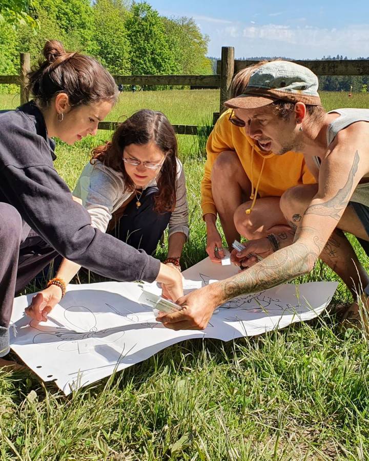 Vier junge Erwachsene lassen sich zu Lagerleitungspersonen ausbilden.